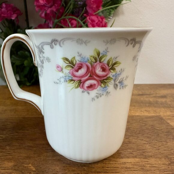 Royal Albert Tranquillity Mug Bone China England Vintage Floral Rose Gold Rim - Picture 1 of 6